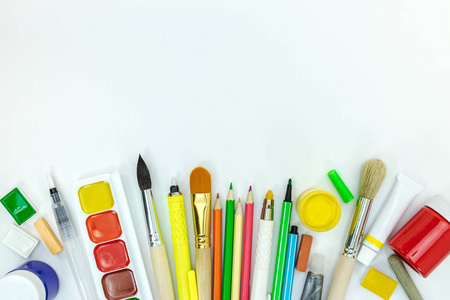 蜡笔画家学校画家工具在白色背景.水彩颜料, 铅笔, 蜡笔平面视图照片