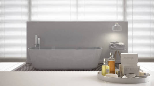 Spa, 酒店卫生间的概念。白色桌顶或货架与沐浴配件, 洗浴用品, 过度模糊的简约卫浴, 现代建筑室内设计