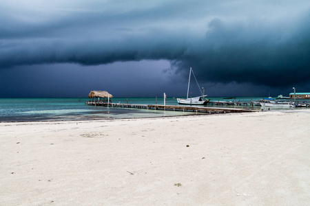 伯利兹 Caye Caulker 村的海滩。暴风雨来了