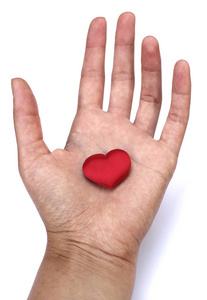 心在手。浪漫的概念。大红色的心在打开的女人的手掌上被孤立的白色背景。对每个人的爱的象征