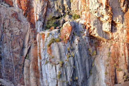 亚利桑那州罗斯福湖西部阿帕奇小道上发现的彩色岩石自然抽象图像