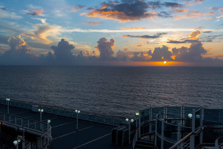 从大西洋游船上看到的日出
