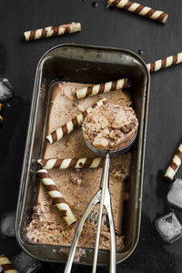 托盘配勺美味自制巧克力冰激淋
