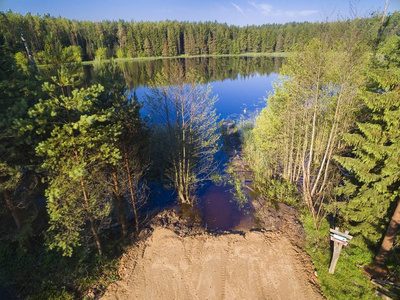 波兰 Ogonki 附近森林小湖 Mazury 地区风景秀丽的鸟瞰图