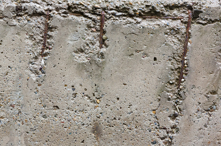 旧钢筋混凝土筒仓带钢筋的旧混凝土墙照片