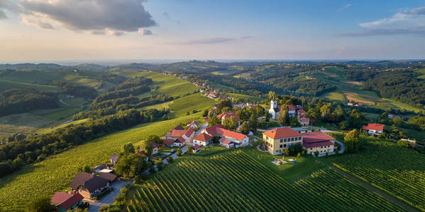 Kog 全景村庄在东北的 Ormo 东北部在斯洛文尼亚东北部村庄的教区教堂致力于圣沃尔夫冈。