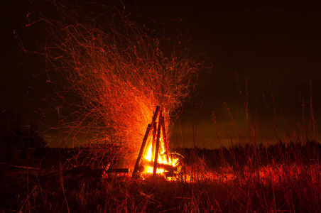 火花的篝火之夜图片