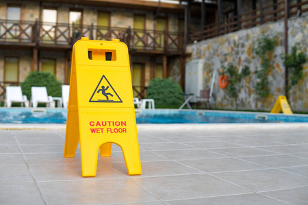 豪华酒店游泳池湿地板标志图片