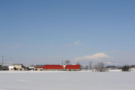 有村庄和火山的冬季景观图片