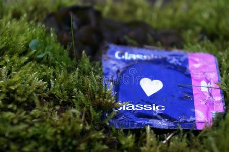 喜欢草地上的避孕套