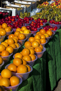 市场上的橙子和新鲜水果图片