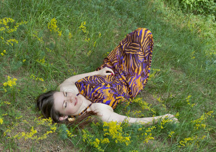 躺在森林草地上的美女