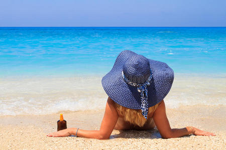 沙滩上的暑假女人