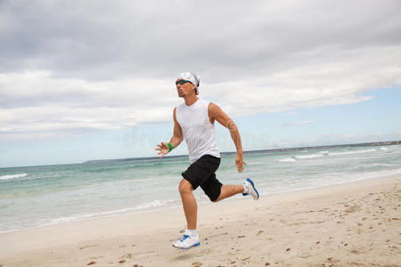 男子在沙滩上慢跑夏季运动健身
