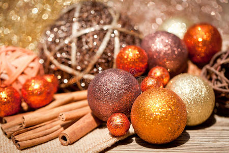 金光闪闪的圣诞装饰，橙色和棕色天然木材