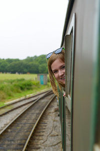 女孩喜欢乘火车旅行