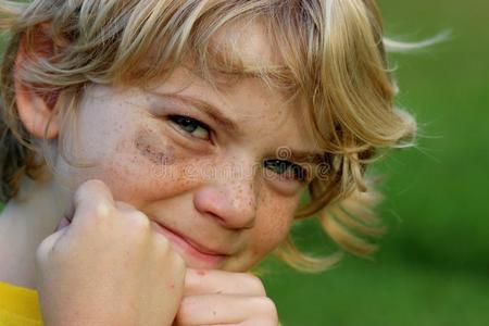 打黑眼的男孩放置关于仙人掌.手疲惫的多汁的装饰.