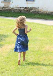 小女孩赤脚写真图片