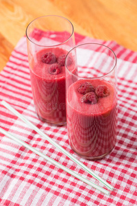 两杯树莓浓果汁