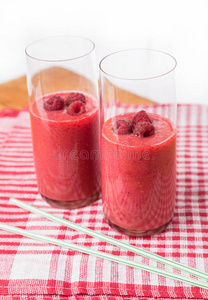 两杯树莓浓果汁