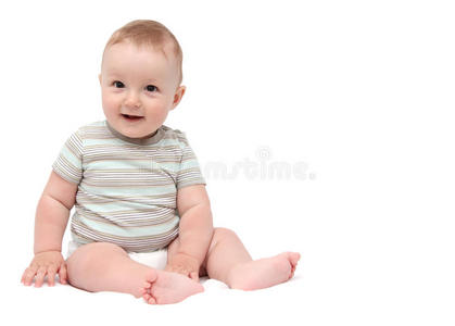 坐在白色衣服上的可爱的笑男婴