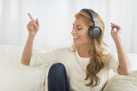 通过耳机欣赏音乐的女人