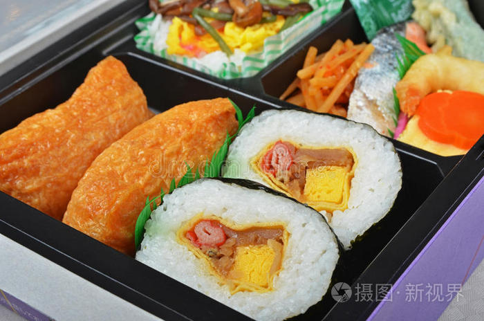 日式套餐日本饭盒冲绳菜三文鱼寿司日本料理-海鲜便当盒美味的寿司和