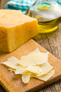 木桌上的意大利硬奶酪碎片