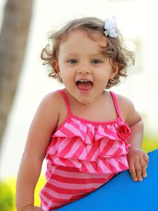 开怀大笑的快乐孩子两个金发碧眼的白人男孩和女孩在生日聚会上开心