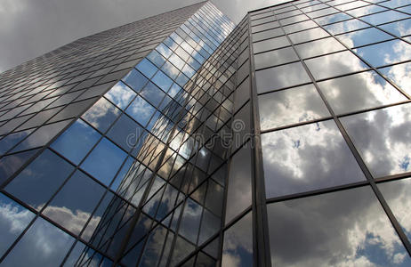 云彩映照下的现代办公楼