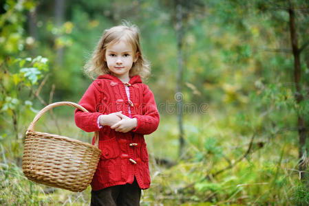 可爱的小女孩采蘑菇图片