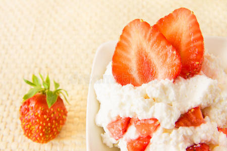 碗草莓豆腐图片