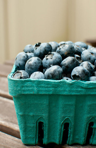 外面桌子上放满了一盒蓝莓