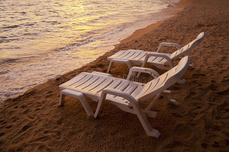泰国芭堤雅海滩日落沙滩椅