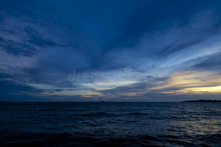泰国芭堤雅海滩彩色日落