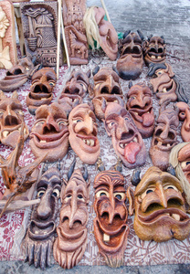 木雕滑稽面具集市乡村工艺品图片
