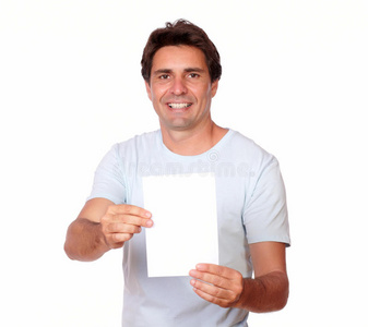穿着白色衣服的英俊男人拿着一张空白的卡片