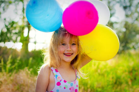 公园里带气球的小女孩的画像