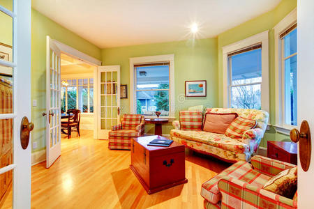 金色亮绿色豪华客厅，红色沙发。
