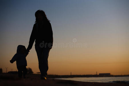 快乐的一家人在沙滩上散步图片