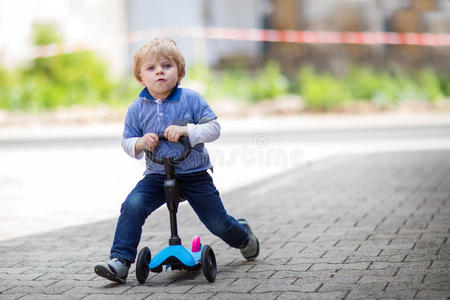 2岁幼儿骑第一辆自行车