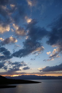 夕阳下的赛里木湖