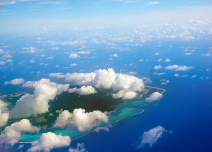 阳光明媚的热带海洋景观日岛在海洋里。