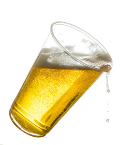 一次性塑料杯装金色啤酒照片