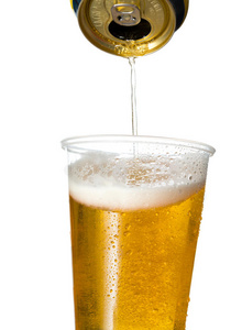 一次性塑料杯装金色啤酒照片