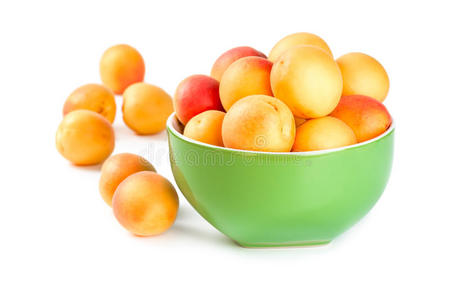陶瓷碗里的熟杏子