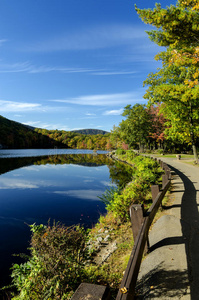 纽约熊山附近的黑森湖和树叶。