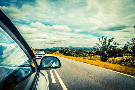 高速行驶高速汽车在空旷的道路上高速行驶照片