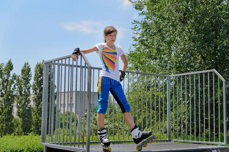 小女孩在滑冰坡道上站稳了脚图片