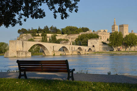 阿维尼翁的长凳桥和教皇宫殿
